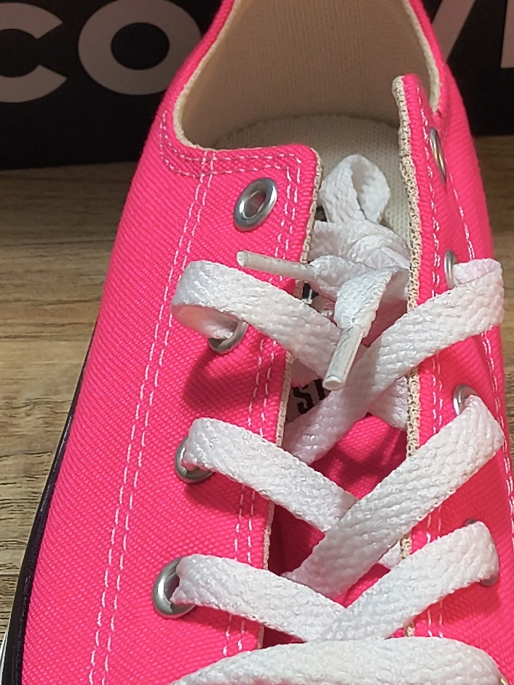 Converse Girls Low Top Canvas Sneakers in Hot Pink Size 3 New In Boxes